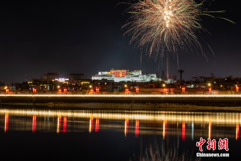 資料圖為2022年3月1日，拉薩迎來藏歷新年“古突夜”，煙花與被燈光照亮的布達拉宮交相輝映。 <a target='_blank' href='/'><p  align=