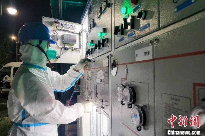 西藏電力部門順利完成方艙醫(yī)院供電設(shè)備安全可靠接入?！⊥醮箫w 攝