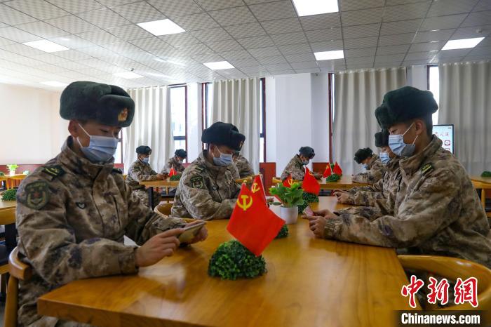 圖為阿里軍分區(qū)某邊防團組織官兵通過手機收聽收看二十大開幕盛況?！詵|供圖