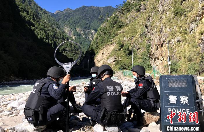 圖為西藏吉隆出入境邊防檢查站移民管理警察在中尼邊境巡邏途中收看二十大開幕直播?！」陆y(tǒng) 攝