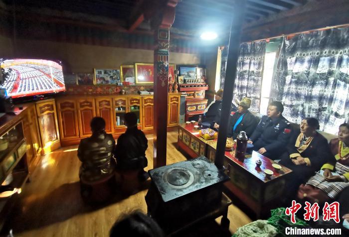 圖為西藏普蘭出入境邊防檢查站斜爾瓦執(zhí)勤點移民管理警察與駐地民眾一起收看二十大開幕盛況?！」鶗怨?攝
