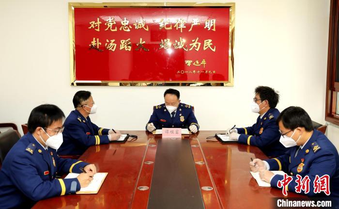 圖為西藏森林消防總隊在二十大開幕會結(jié)束后組織學習討論?！∥鞑厣窒揽傟牴﹫D