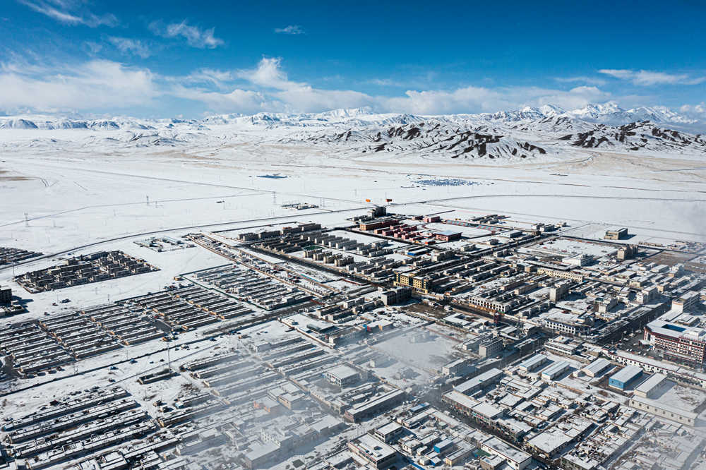 西藏阿里地區(qū)改則縣迎來初雪，銀裝素裹，美如畫卷。