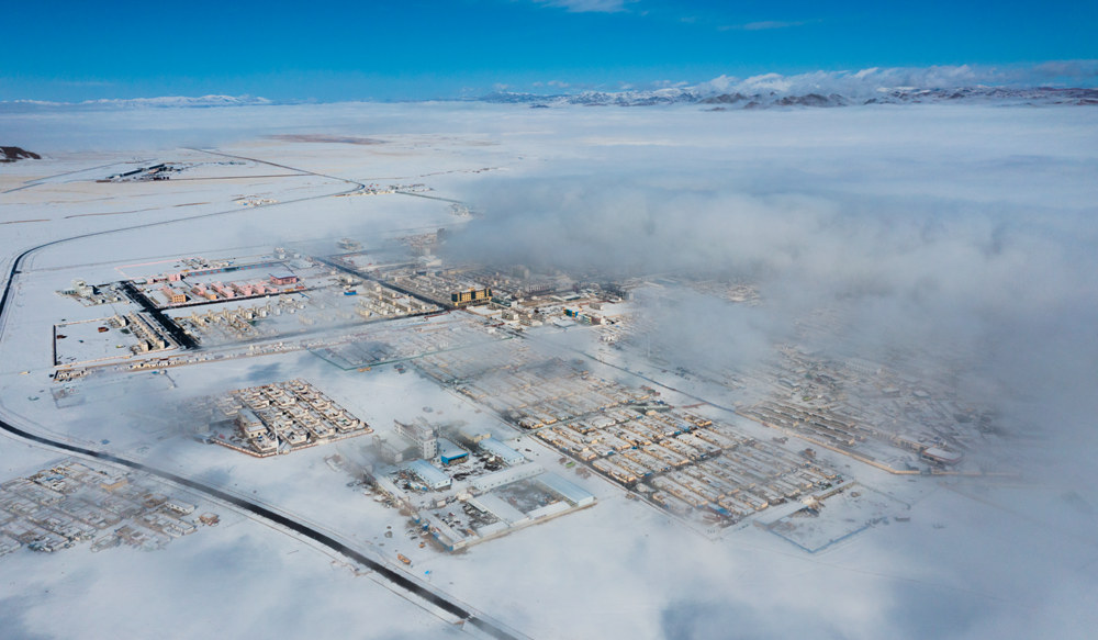 西藏阿里地區(qū)改則縣迎來初雪，銀裝素裹，美如畫卷。