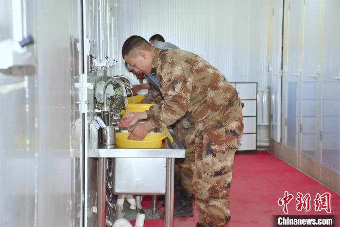 圖為阿里軍分區(qū)某邊防團(tuán)官兵在新建水房洗漱?！詵| 攝