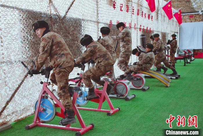 圖為阿里軍分區(qū)某邊防團(tuán)官兵在陽(yáng)光房里鍛煉。　劉曉東 攝