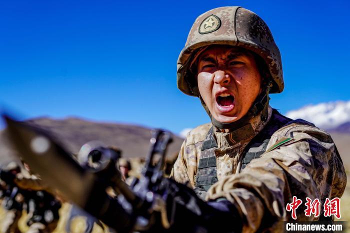 官兵正在進(jìn)行刺殺操訓(xùn)練。　西藏山南軍分區(qū)某團(tuán)供圖