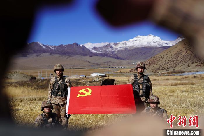 指導(dǎo)員楊磊帶領(lǐng)官兵重溫入黨誓詞。　西藏山南軍分區(qū)某團(tuán)供圖