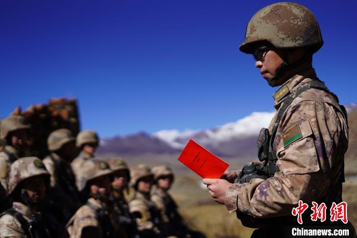 訓(xùn)練間隙，楊磊正在為官兵作宣講?！∥鞑厣侥宪姺謪^(qū)某團(tuán)供圖