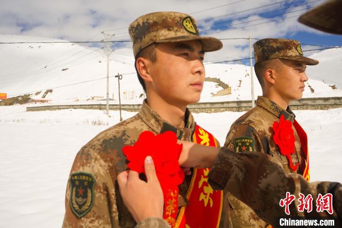 退伍老兵合照留念。　西藏山南軍分區(qū)某團供圖