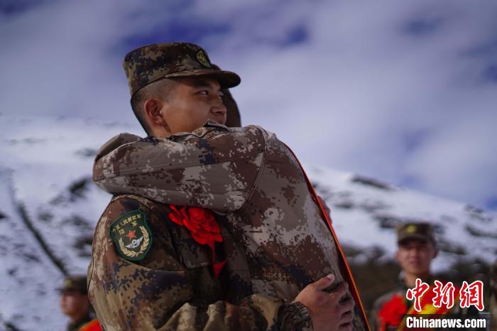 退伍老兵相擁留念?！∥鞑厣侥宪姺謪^(qū)某團供圖