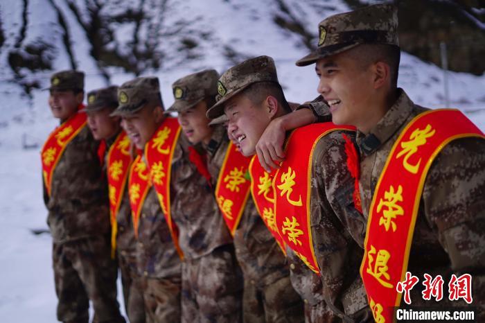 退伍老兵合照留念?！∥鞑厣侥宪姺謪^(qū)某團供圖