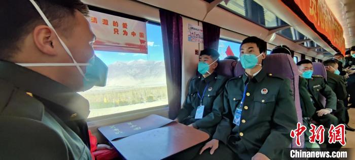 退伍老兵乘坐在退伍專列?！∥鞑厣侥宪姺謪^(qū)某團供圖