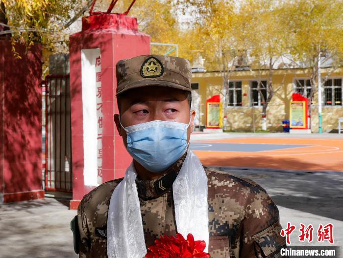 圖為什布奇邊防連退伍老兵臨別前再看一眼連隊。　劉曉東 攝