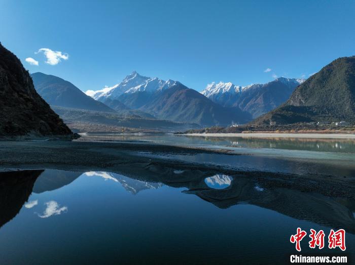 西藏林芝雅魯藏布江和遠(yuǎn)處的雪山?！《拘?攝