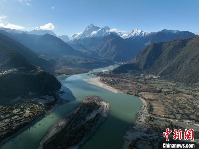西藏林芝雅魯藏布大峽谷的雪山風(fēng)光?！《拘?攝