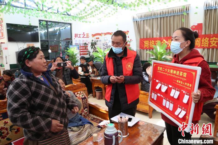 圖為瓊結(jié)縣村民參與問(wèn)答?！愔闈扇?攝