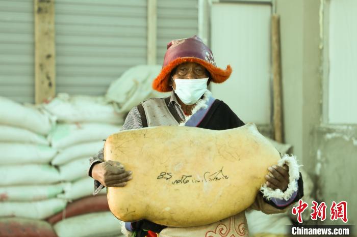 圖為茶措村牧區(qū)改革合作社酥油分紅現(xiàn)場?！∷骼嗜是?攝