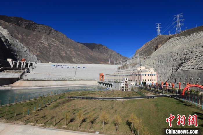 圖為金沙江上游蘇洼龍水電站?！⊥趵?攝