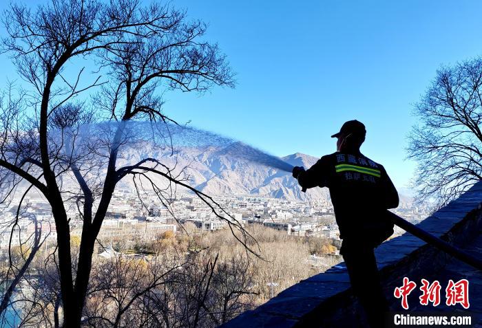 12月6日，布達(dá)拉宮消防救援大隊(duì)在布達(dá)拉宮山體林草區(qū)域開展?jié)窕ぷ鳌！㈣?攝
