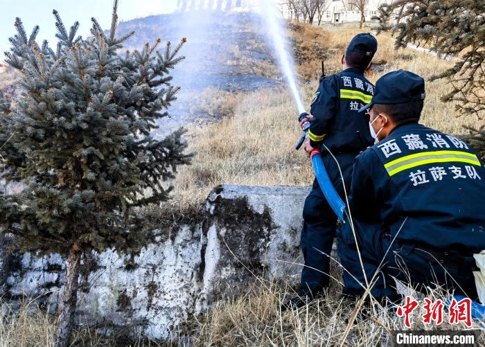 12月6日，布達(dá)拉宮消防救援大隊(duì)在布達(dá)拉宮山體林草區(qū)域開展?jié)窕ぷ??！㈣?攝