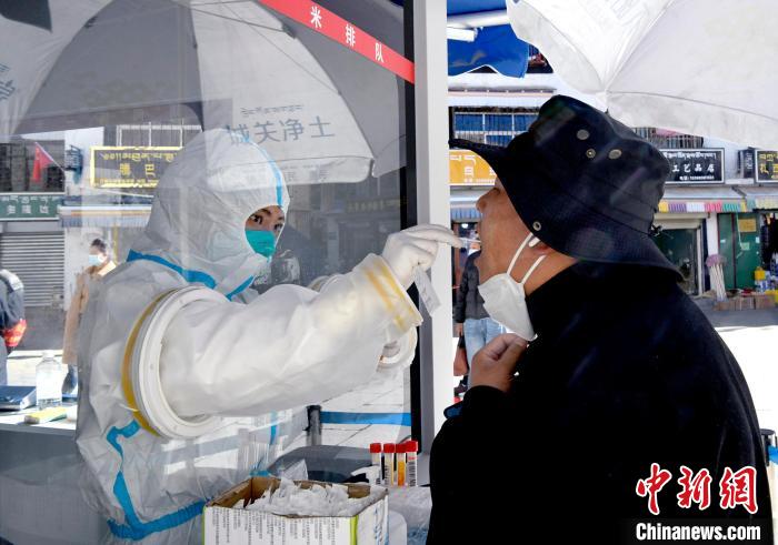 12月7日，拉薩市民正在進行核酸檢測?！±盍?攝