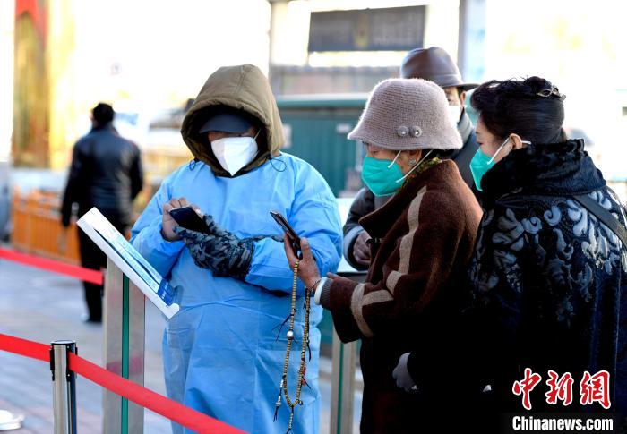 12月7日，拉薩市民掃碼進入銀行辦理業(yè)務?！±盍?攝