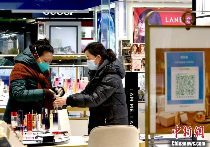 12月7日，拉薩，市民掃碼進入拉薩百貨大樓選購護膚品?！±盍?攝