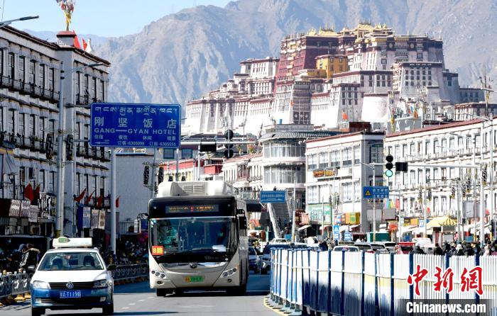 12月7日，一輛公交車從拉薩市城關區(qū)北京東路駛過?！±盍?攝
