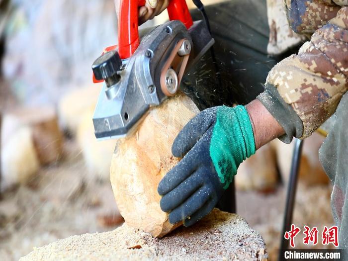 圖為手工藝人正在制作木碗?！〉录?　攝