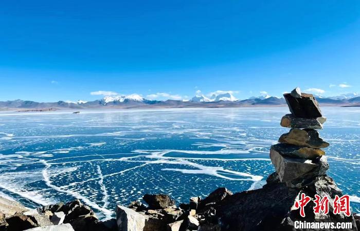 圖為普瑪江塘鄉(xiāng)境內(nèi)的雪山、冰湖美景。　浪卡子縣網(wǎng)信辦供圖