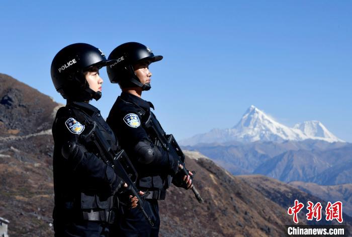 1月6日，移民警察在執(zhí)勤。　李林 攝
