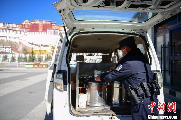 圖為1月23日，布達拉宮廣場派出所民警正在打午飯?！∝暩聛硭?攝