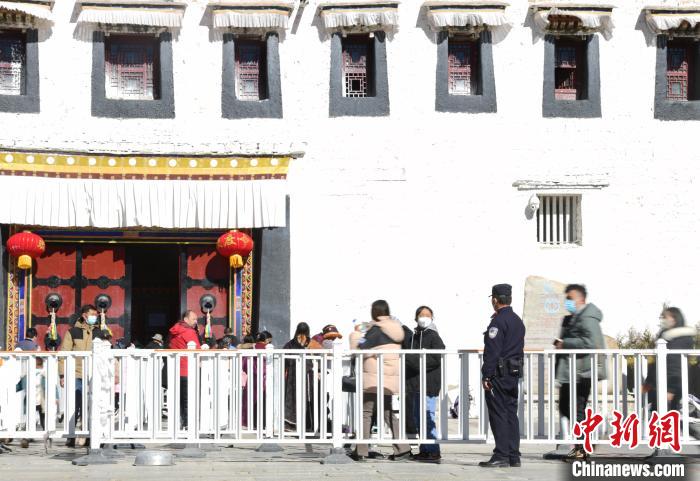圖為1月23日，布達拉宮廣場派出所民警正在引導游客?！∝暩聛硭?攝