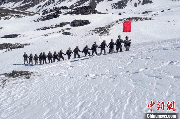 春節(jié)期間，西藏軍區(qū)山南軍分區(qū)某邊防團(tuán)官兵踏雪巡邊?！〉┰鰰x美 攝