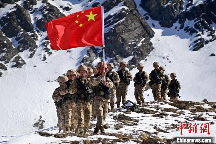 官兵們?cè)谘策呁局小！≡裢?攝
