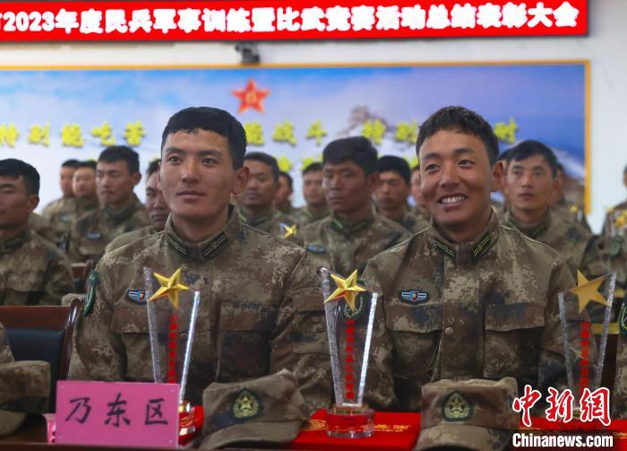 表彰大會(huì)上，獲獎(jiǎng)選手開心瞬間。　吳蒙昆 攝