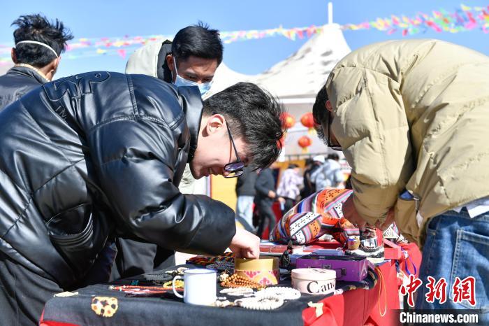 圖為展銷會現(xiàn)場。　貢嘎來松 攝