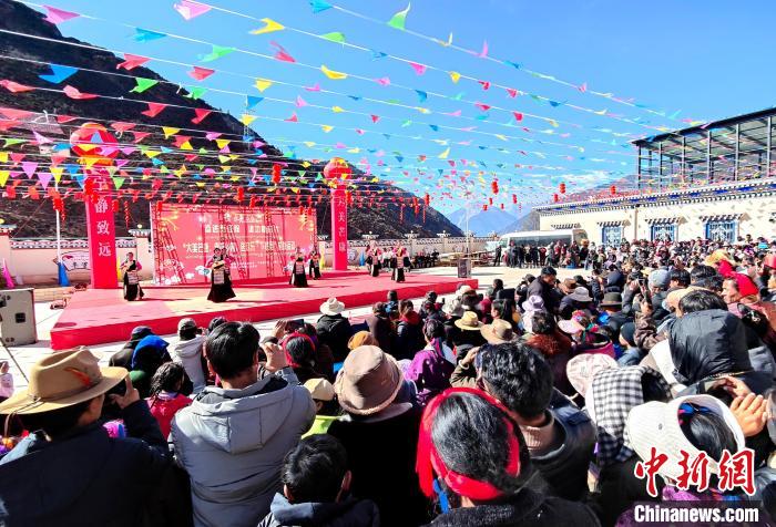 文藝活動全景?！∶⒖悼h委宣傳部供圖