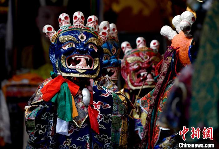 2月19日，楚布寺僧人們佩戴面具準備參加跳神活動。　李林 攝