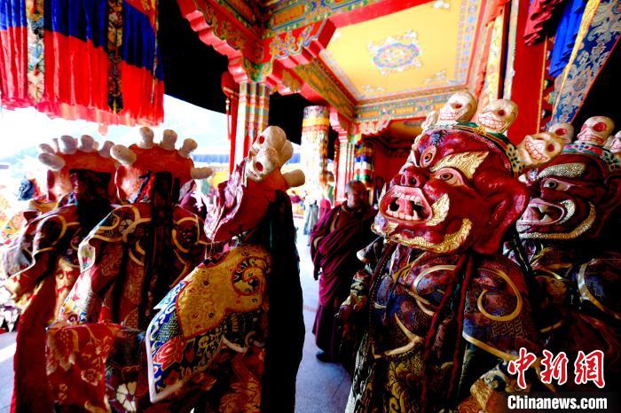 2月19日，楚布寺僧人們佩戴面具準備參加跳神活動?！±盍?攝