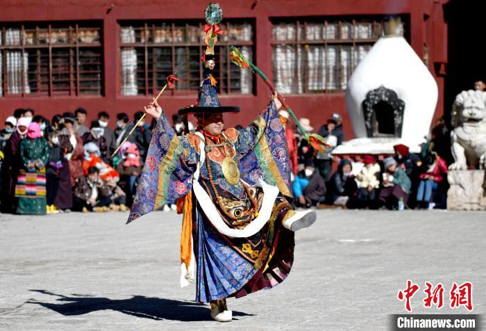 2月19日，楚布寺僧人參加跳神活動?！±盍?攝