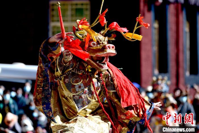 2月19日，楚布寺僧人佩戴面具參加跳神活動?！±盍?攝