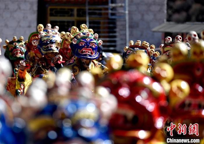 2月19日，楚布寺僧人們佩戴面具參加跳神活動?！±盍?攝