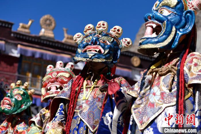 2月19日，楚布寺僧人們佩戴面具參加跳神活動?！±盍?攝