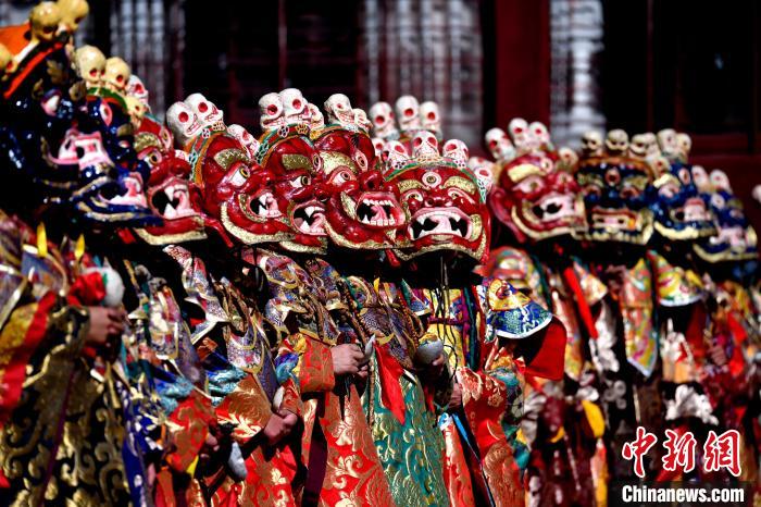 2月19日，楚布寺僧人們佩戴面具參加跳神活動。　李林 攝