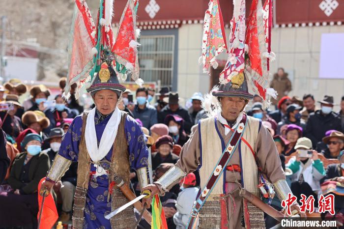 圖為兩位藝人表演瓊結(jié)“果孜”舞?！愔闈扇?攝
