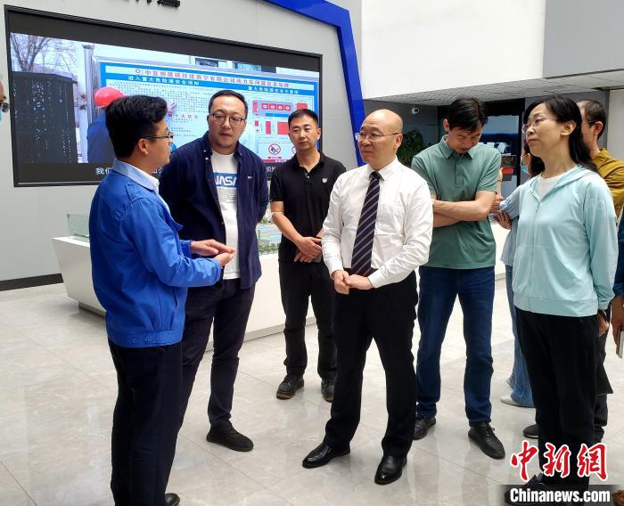 圖為全國政協(xié)委員、農工黨青海省委主委王昆(中)在企業(yè)調研?！」鶟M福 供圖