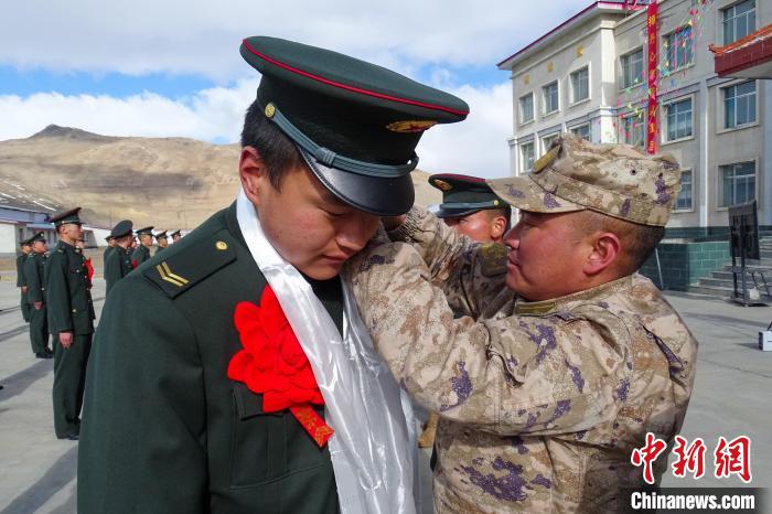卸下軍銜等標(biāo)識(shí)。　劉俊輝 攝