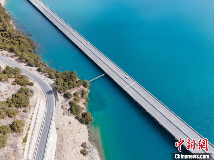 圖為西藏林拉高等級公路多布湖段風光?！〗w波 攝